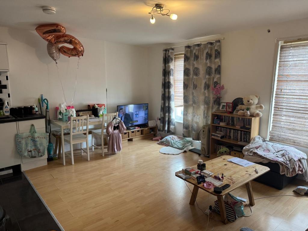 Lot: 117 - FREEHOLD TOWN CENTRE BUILDING COMPRISING FOUR FLATS AND COMMERCIAL UNIT SOLD ON A LONG LEASE - The living/dining room in one of the rear flats